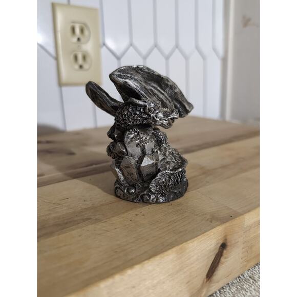 Winged Dragon Sitting On Crystals Statue, Figurine Game Piece, 3.5", Collectible - Picture 1 of 6